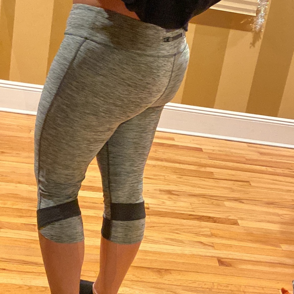 Under Armour exercise pants Capri leggings Sz L